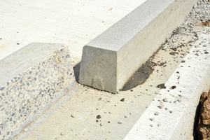  Alle Borde werden auf die gleiche Höhe gesägt. Die Beton-Fahrbahndecke wird mit Wasserhochdruck abgestrahlt. Danach werden die Bordsteine mit der geschnittenen Seite im Dünnbettklebeverfahren mit 2-K-Kunststoff verklebt 