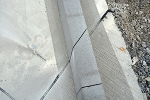  The curbstone is simply cut at the position of the expansion joint 