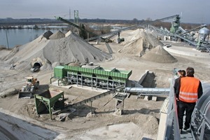  View over the BWL factory premises in Berglern: A part of the quarry site of aggregates has already been renaturalized as a new lake 