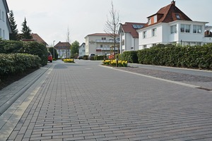  Afterwards: The Figura-Fusion pavement in format 21 x 7 cm closely ­resembles the original clinker brick pavement on the right 