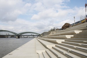  Der fertiggestellte Rheinboulevard besteht aus einer Promenade knapp oberhalb der regulären Wasser­linie und neun etwa 0,5 m hohen Stufen­reihen sowie Frei­treppen 