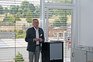  Managing director Peter Nüdling welcomes Open Day visitors to the new shipping and dispatch building of the Fambach precast plant 