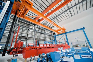  Cutting-edge, suspended Vario Turn pallet turnover system for double-wall production 