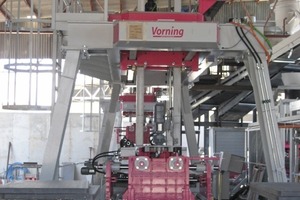  Fig. 2 Finishing line during assembly: palletizing/packaging and mixing unit with the paver machine in the background.  