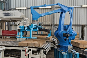  After the robot has deposited the stones in buffer zone they are carried on a conveyor belt to the actual ­splitting process 