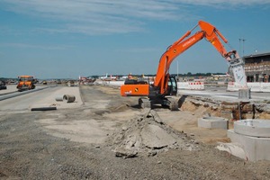  A total of 6,000 meters of reinforced concrete pipes and more than 80 round manholes are used in building for the new storm water sewer system 