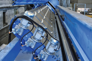  The rotary elements on the inclined plane serve as buffer between the MSR 16/5 straightening and cutting machine and the positioning unit of the longitudinal reinforcement. The elements are driven by three electric motors 