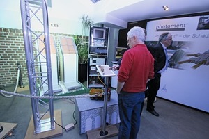  <div class="bildtext_en">In the neighboring room of the event hall, a demonstrator for illustrating Photoment’s mode of action was set up</div> 