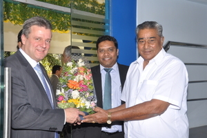  Abraj Vettuparampil (center) and Frank Reschke (on the left) manage the subsidiary in Bangalore  