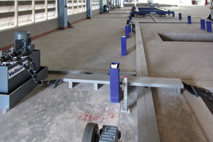  Pallets are moved longitudinally on a roller conveyor between the four separately arranged work stations  