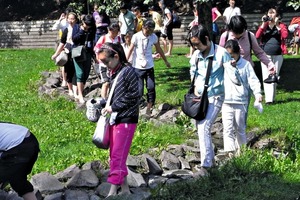  Children are having fun in the barefoot park 