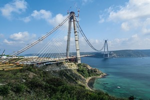  Die Brückenpylone sind extrem hohen Windlasten von 300 kg/m² ausgesetzt 