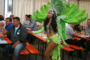  Neben technischen Vorführungen wurden die Gäste mit einer brasilianischen „Samba-Betonrevolution“ überrascht 