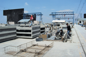  Until recently, Fapresa had been manufacturing all its precast elements outdoors (see photo). This situation has changed, however, as a result of the modernization of the production line by Weckenmann 