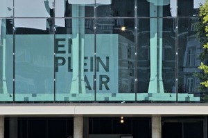  The cruciform columns of the internal space stand on the cylin­drical piers. The underpass is also used for weather-protected delivery to the ­museum 