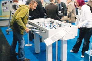  Fig. 2 The concrete table soccer presented by Betonfertigteile Mönninghoff that was manufactured by the company‘s trainees attracted young and old visitors. Abb. 2 Ein Publikumsmagnet für Jung und Alt war der von Betonfertigteile Mönninghoff ausgestellte Betontischkicker, den die Auszubildenden des Unternehmens fertigten. 