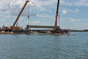  At the roundabout ­single-cell box beams made up of prefabricated troughs 20 m of light 