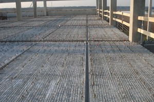  Factory building with prestressed precast floor slabs 