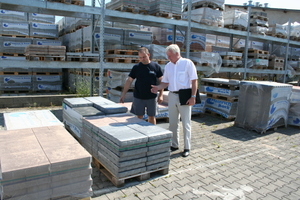  Plant manager Alain Frantzen (left) shows concrete slabs to Patrick Heinrich that were recently produced at Krautergers­heim 