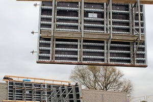  NOE Combi 70 – ein Schalsystem, das vorzugsweise im Wohnungsbau zum Einsatz kommt, wenn glatte, tapezierfertige Betonoberflächen gefordert sind, weil sich die Verspannung im Sockelbereich bzw. über der Schalung befindet 