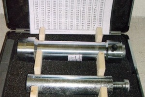  Fig. 7 Device for determination of density of no-slump concretes and for specimen production [21].Abb. 7 Gerät zur Rohdichte-Bestimmung erdfeuchter Betone und Probekörperherstellung [21] . 