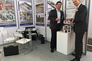  At Conexpo Latinamérica, Philippe Marrié, Vollert Project Manager ­Marketing (right) presented the new precast building system to interested fairgoers and BFT editor Silvio Schade 