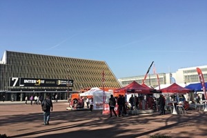  Der Haupteingang zur Messe bei bestem Sonnenwetter 