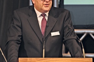 Dr. Ulrich Lotz, Geschäftsführer des Fachverbands Beton- und Fertigteilwerke Baden-Württemberg e. V. und Organisator der BetonTage, begrüßt die Teilnehmer 