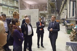  Abb. 1 Prof. Vogdt erläutert auf der Abendveranstaltung verschiedene Forschungs­vorhaben in der Peter-Behrens-Halle an der TU Berlin. 