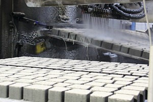  The plates are lifted on one longitudinal side and move through the paver washing plant in an inclined ­position 