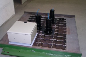  Fig. 15 View of the measuring system positioned on a block mold.  