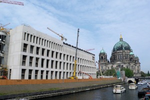  Montage der mit Dyckerhoff Weiss hergestellten Fertigteile im Mai 2016 an der Ostfassade 