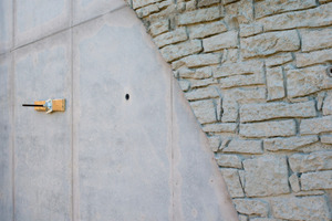  Einem Trockenmauerwerk nachempfunden ist die Strukturmatrize Murus Romanus von NOE. An der Stützmauer in Pirmasens dazu benutzt, um gemauerte Bögen zu symbolisieren<br /> 