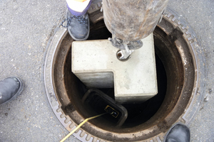  → Lowering a bottom block through a 62.5 cm manhole 