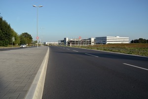  Links der neue Fahrbahnteiler entlang der Zeppelinstraße in Bad Homburg, rechts im Hintergrund der Neubau der Hochtaunuskliniken  