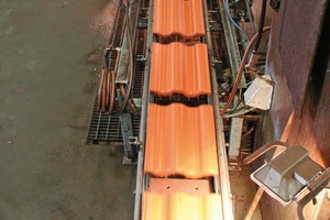  Fig. 4 The second, final surface coating is applied to the roofing tiles. 