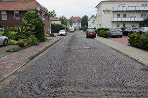  Vorher: Die Straße „Auf der Wurth“ im niedersächsischen Bad Zwischenahn befand sich vor ihrer Sanierung in einem sehr schlechten Zustand 