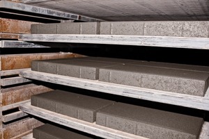  Abb. 4 Das gute Vibrationsverhalten der Unterlagsplatte wirkt sich insbesondere auch bei der Produktion großformatiger Betonplatten mit hohem Sandanteil positiv aus.  