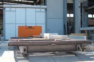  Sand blasting cabin with shunting trolley, mobile transport pallet and precast concrete part<br /> 