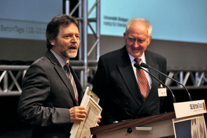 Dr.-Ing. Johannes Furche von der Filigran Trägersysteme GmbH (links) bedankt sich für den Innovationspreis  