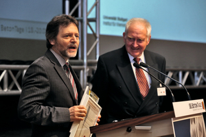  Dr.-Ing. Johannes Furche of Filigran Trägersysteme GmbH (left), is pleased about the Innovation Prize 