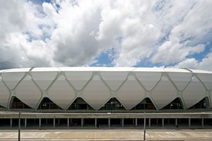  Beim Stadion von Manaus umgibt ein rautenförmiges Stahlgittertragwerk eine Stadionschüssel aus Beton­fertigteilen 