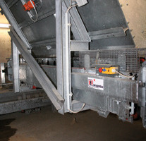  Abb. 6 Im Inneren des Aufgabebunkers, wo die Zuschläge vom Querförderband zum Doppelgurtförderer transportiert werden: Materialbunker für 20 m³ Kies mit Abzugsband. 