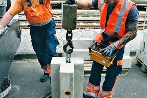  Die im Fertigteilwerk hergestellten T-förmigen Betonelemente passen in jeden normalen Straßenschacht 