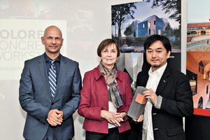  Winner Akihisa Hirata with Dr. Herlind Gundelach, Member of the German Parliament, and Jörg Hellwig, Head of Lanxess’ Inorganic Pigments business unit (from right)  