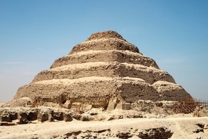  Abb. 4 Die Stufenpyramide in Ägypten, erbaut 2700 v. Chr.  