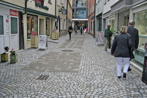  The street narrows to a small lane: In the third construction section of ­Untere Breite Straße Einstein pavers were combined with granite pebble stone pavement  