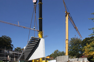  Komplett geliefert und im Nu mit dem restlichen Bauwerk verbunden: Hiebers neuartige Kragarmtreppe 