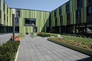  The new inner courtyard of the Petrusheim nursing home in Weeze: a place for people to meet and interact with each other 