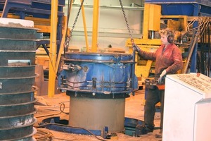  Fig. 6 The mold is lifted over the steel core, and is then ready for production. 